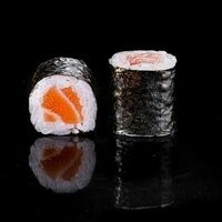 Ролл с лососем в Sushi Ball