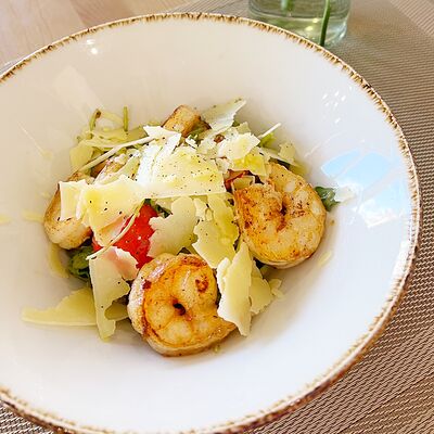 Руккола с креветками в медово-горчичном соусе в Полианто по цене 650