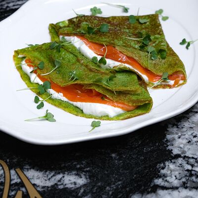 Шпинатные блины, лосось, креметте в Bisou Bisou Bistro по цене 840 ₽