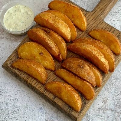 Картофель по-деревенски с белым соусом в Сели-Съели по цене 420 ₽