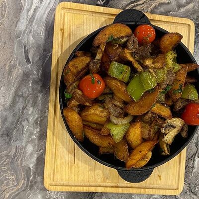 Сковородка по-грузински со свининой в Суши-бар Макото по цене 700 ₽