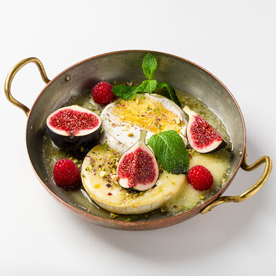 Запеченный сыр бри с инжиром, фисташками в Шале Берёзка по цене 1490 ₽