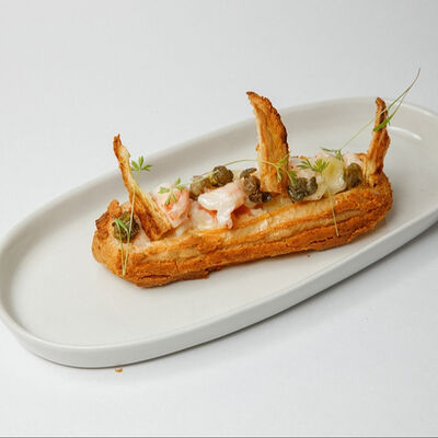 Эклер с креветками и пряным яблокомв Сны любимого кота по цене 590 ₽