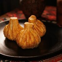 Хинкали со свининой и говядиной во фритюре в Имерули