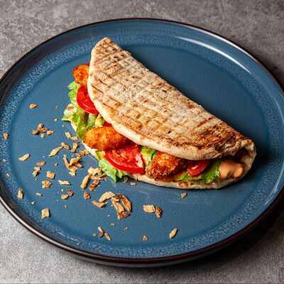 Грек-бургер с креветками в кляре в ГироГирос по цене 690 ₽