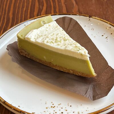 Чизкейк с матчей и кокосовой намелакой в Мечтай кофейня по цене 486 ₽