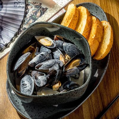 Мидии в соусе из рисового вина в ВАЗИЮ по цене 1399 ₽