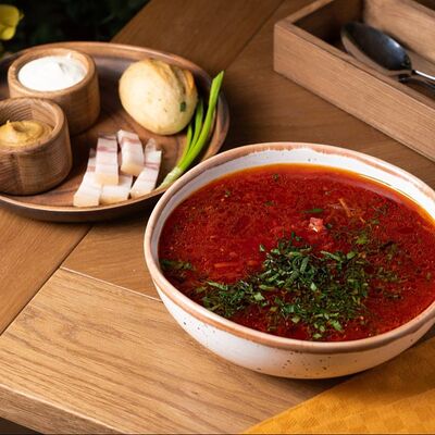 Борщ с чесночной булочкойи соленой свиной грудинкой в АЛЯ РУСЪ по цене 389 ₽
