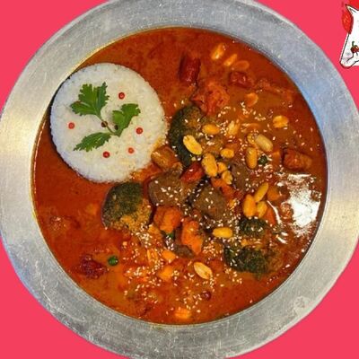 Красный карри с говядиной и рисомв Ramen bar xChina new boys по цене 900 ₽