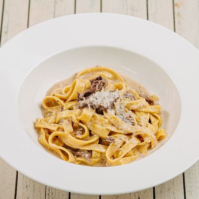 Паста с говядиной в перечном соусе в Перчини на огне по цене 590 ₽