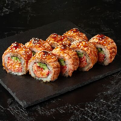 Ролл с опаленным лососем, крабом и спайси соусом в Sushi House по цене 1200 ₽