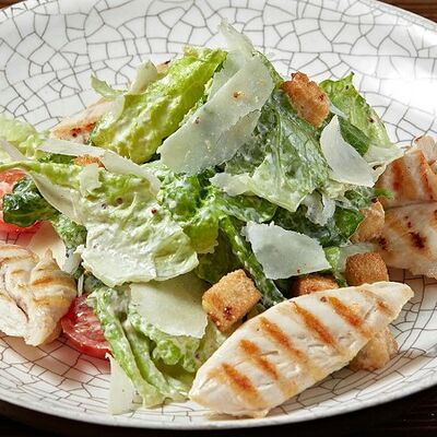 Листья романо с филе куриной грудки гриль и соусом Цезарь в Линдерхоф по цене 995 ₽