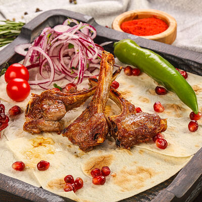 Шашлык из бараньей корейки (подается с маринованным луком) в ШАМПУР и его команда по цене 595 ₽