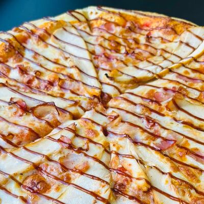 Пицца Цыпленок барбекю в Caramel по цене 735 ₽