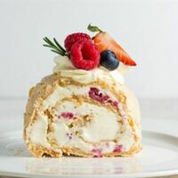 Меренговый рулет с малиной и миндальными лепестками в Вареник