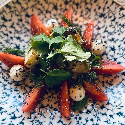 Салат с хрустящими баклажанами в Ваня и Гоги по цене 610 ₽