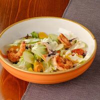 Салат с креветками и цитрусовым соусом в Casa Mia