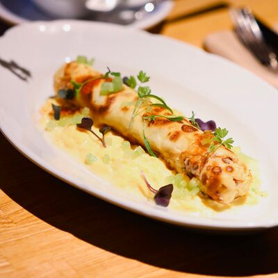 Блин-ролл с нежным лососем и воздушным скрэмблом в Тарелочки по цене 990 ₽