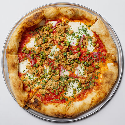 Пицца Тунец Callipo из Калабрии, красный лук и каперсы с острова Пантеллерия в Probka по цене 1800 ₽