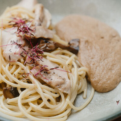 Паста с грибами, цыпленком и трюфельным муссом в Разжигатели по цене 890 ₽