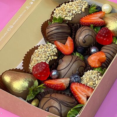 Подарочный набор № 9 Клубничка в молочном шоколаде 10 ягодв Cosmoberry по цене 1980 ₽