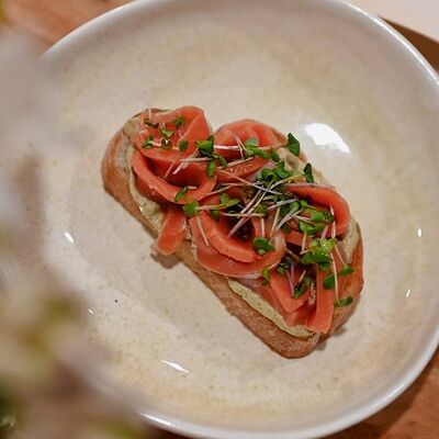 Брускетта с форелью слабой соли и кремом из баклажан в Библиотека по цене 890 ₽