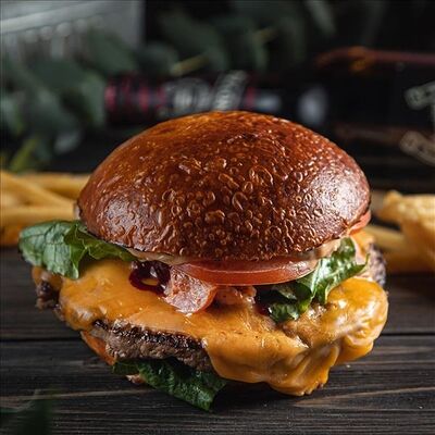 Бургер с говядиной и беконом в Amato по цене 1100 ₽