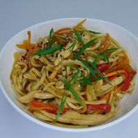 Большой Wok с курицей в Sisters Food