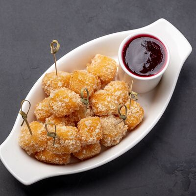 Сыр Гауда, обжаренный в панировке, с ягодным соусом в Brauplatz по цене 695 ₽