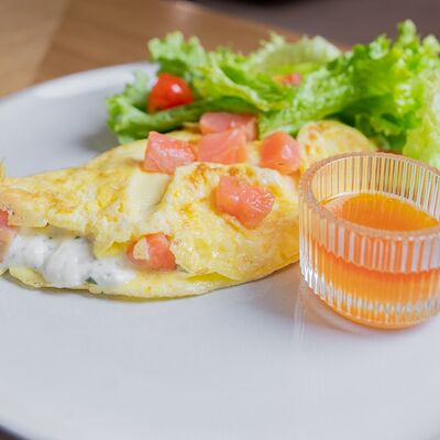 Омлет с лососем, помидорами черри и творожным сыром в Ваниль по цене 670 ₽