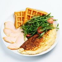 Омлет с курицейв BERRY WAFFLE