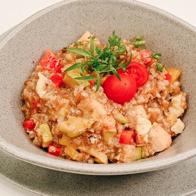 Каша пшеничная с курицей и овощами в Клевая блиновая по цене 280 ₽