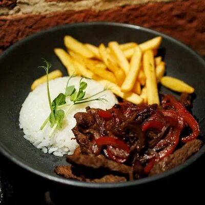 Тушеная говядина по-перуански в Cubby Bar по цене 690 ₽
