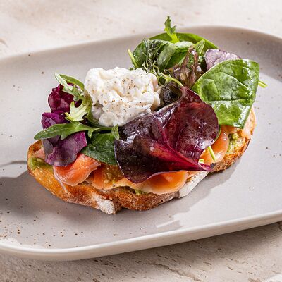 Тост с лососем, страчателлой и гуакамоле в Abrau Club по цене 1140 ₽