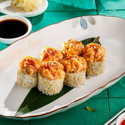 Запеченный ролл с лососем в Кукумбер по цене 990 ₽