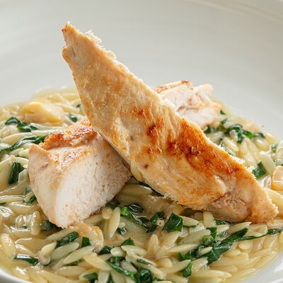 Куриная грудка с орзотто со шпинатом и грибами в Welcome по цене 810 ₽