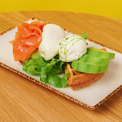 Вафли картофельные с форелью слабого посола, авокадо и яйцом пашот в Атлас еды по цене 700 ₽