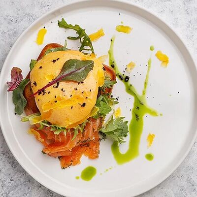 Бриошь, лосось, голландский соус в Эклерная по цене 1000 ₽