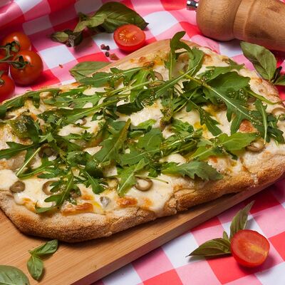 С оливками, рукколой и соусом песто в Perotti Pizza по цене 530