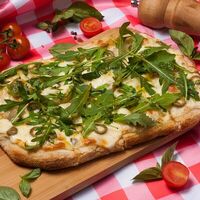 С оливками, рукколой и соусом песто в Perotti Pizza