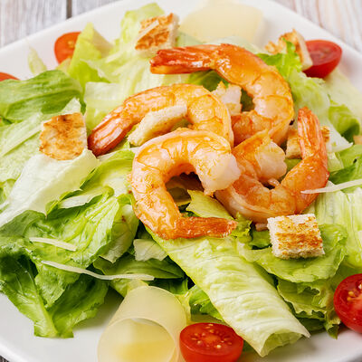 Салат Цезарь с креветками в Кофейня на Остоженке по цене 1020 ₽