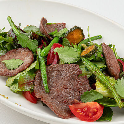 Теплый салат с говядиной и битыми огурцамив Phantom по цене 1650 ₽