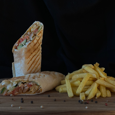 Шаурма с курицей и фирменным соусом и картофель фри в LEAF BISTRO express по цене 439 ₽