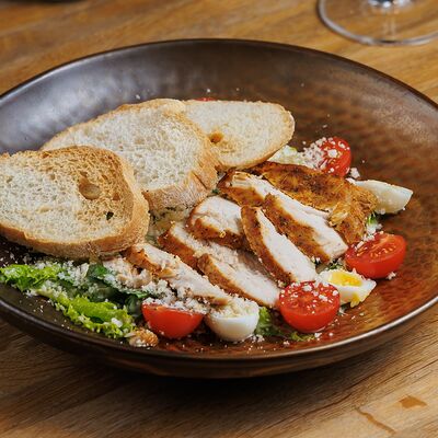 Цезарь с куриной грудкой в AGATA по цене 785 ₽