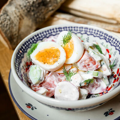 Домашний салат из овощей со сметаной и яйцом в Сыроварня по цене 590