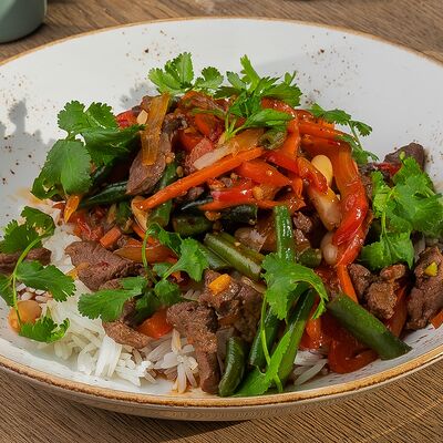 Острая говядина с рисом и овощами в Blackberry по цене 624 ₽