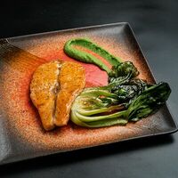 Стейк из лосося под соусом терияки в Том и ям