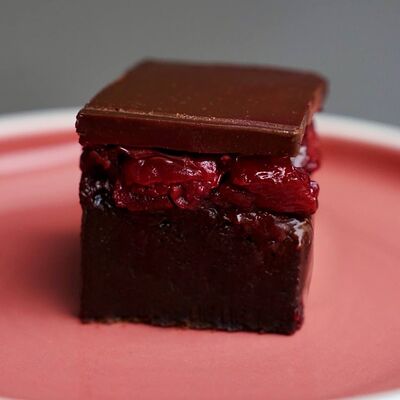 Шоколадный брауни с вишнейв Yumbaker home по цене 375 ₽