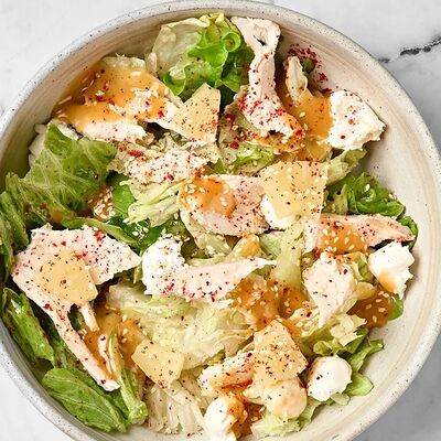 Салат с цыпленком и ананасом в Mikemolly по цене 700 ₽