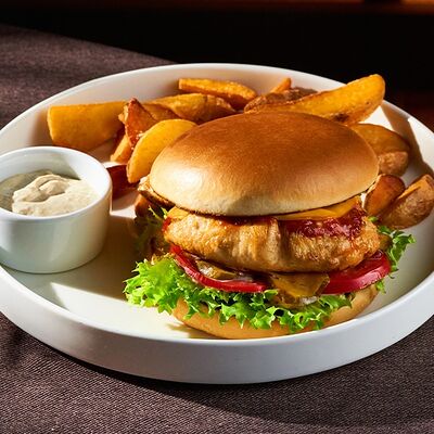 Чикен бургер с картофелем по-деревенски в База по цене 1550 ₽